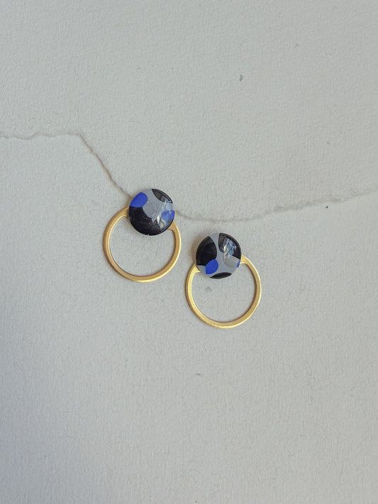 Mix sort/blå/hvid dot // messing cirkel