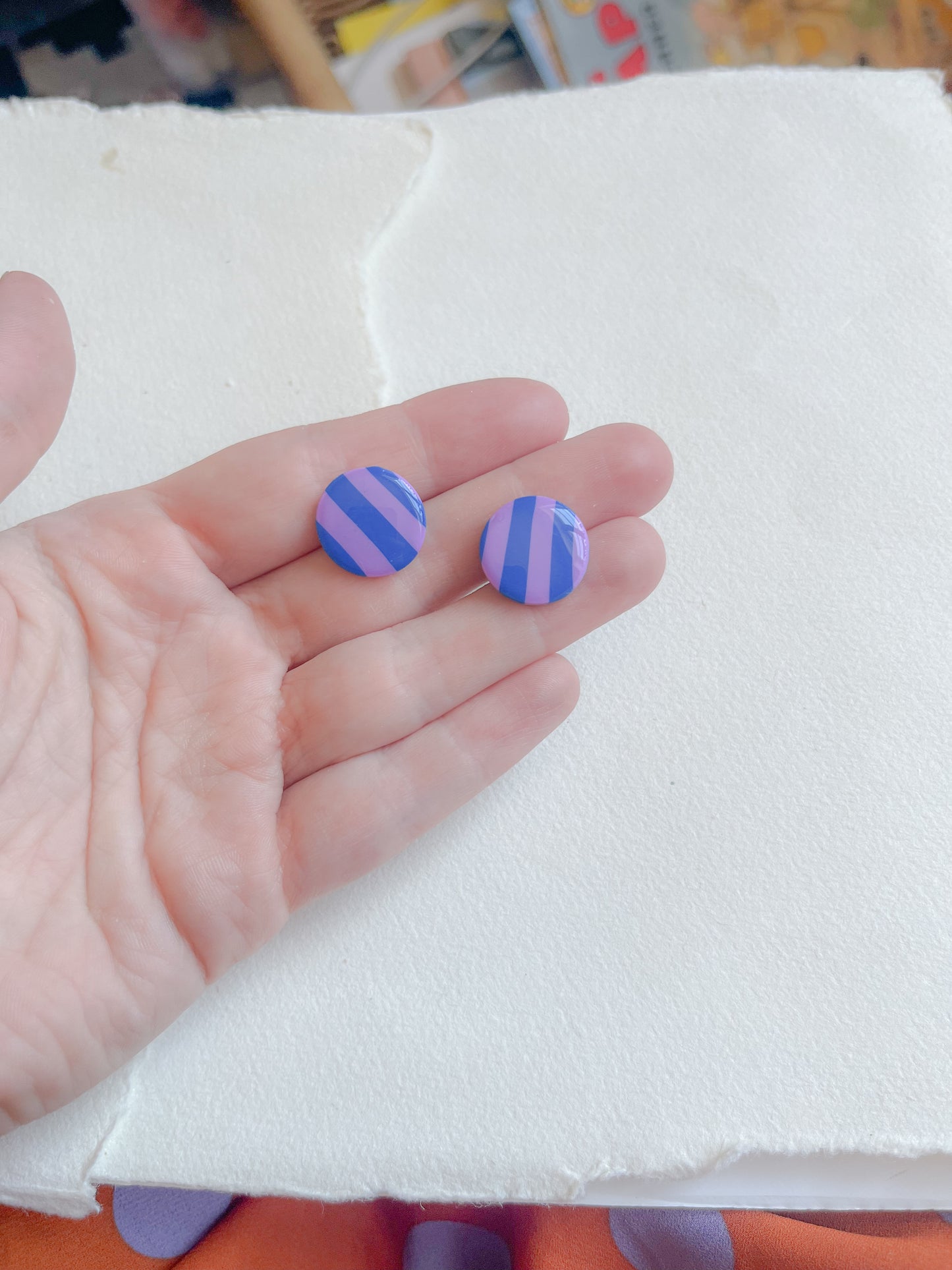 DOTS ørestikker oversize 18mm// stribet blå - lilla