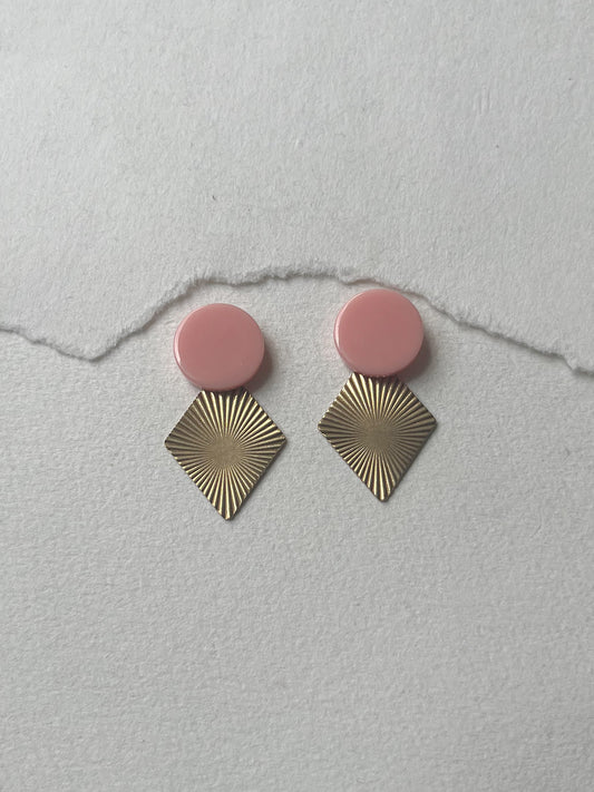 Sart lyserød dot //tekstureret messing