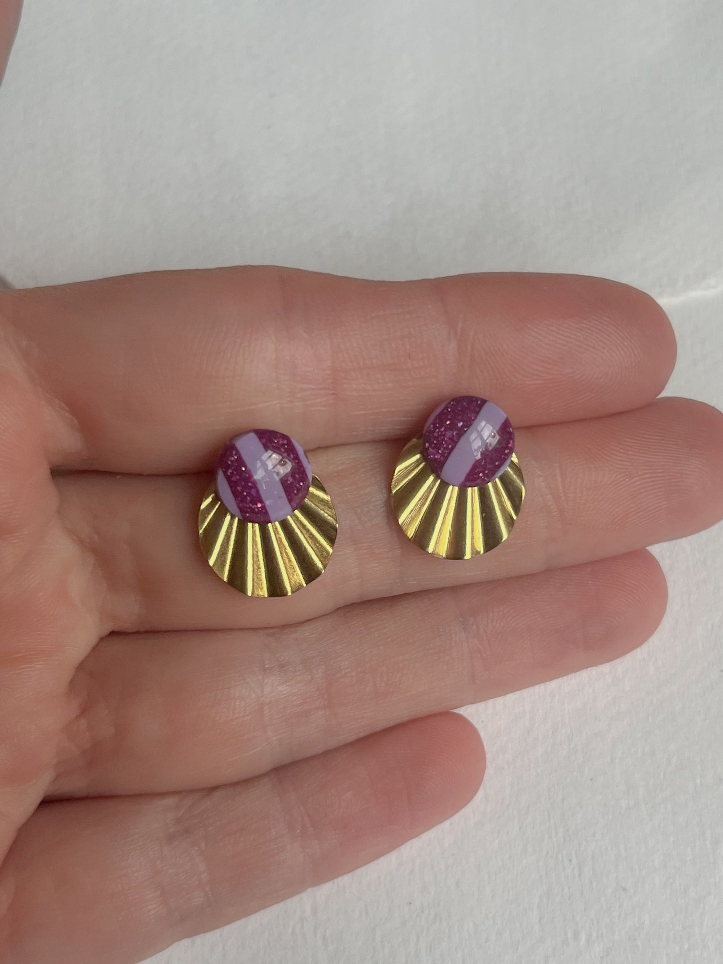 Stribet lilla dot /// messing