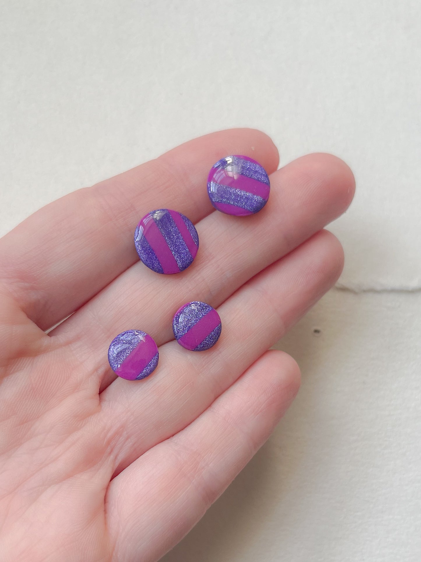 DOTS ørestikker // lilla - pink