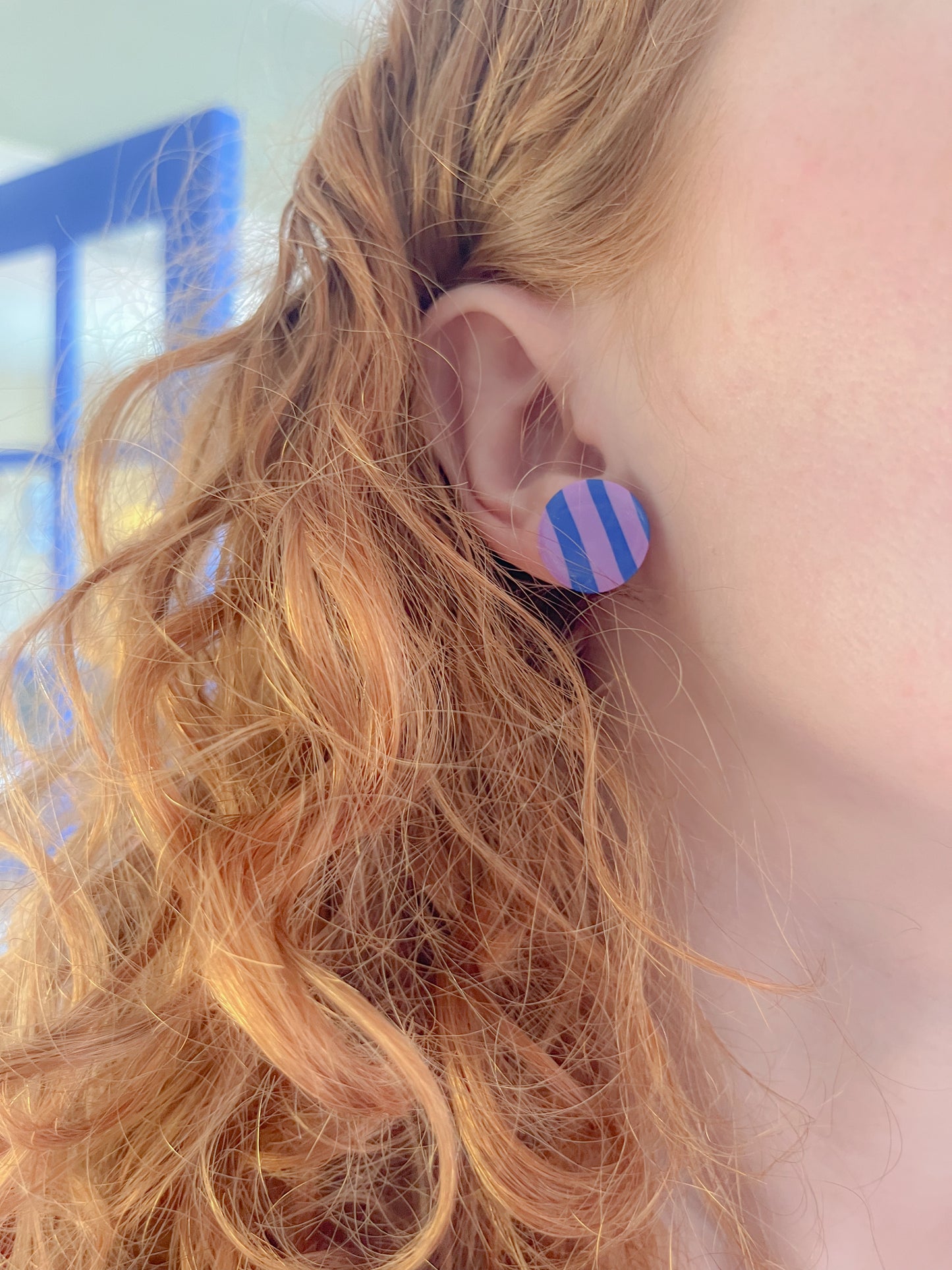 DOTS ørestikker oversize 18mm// stribet blå - lilla