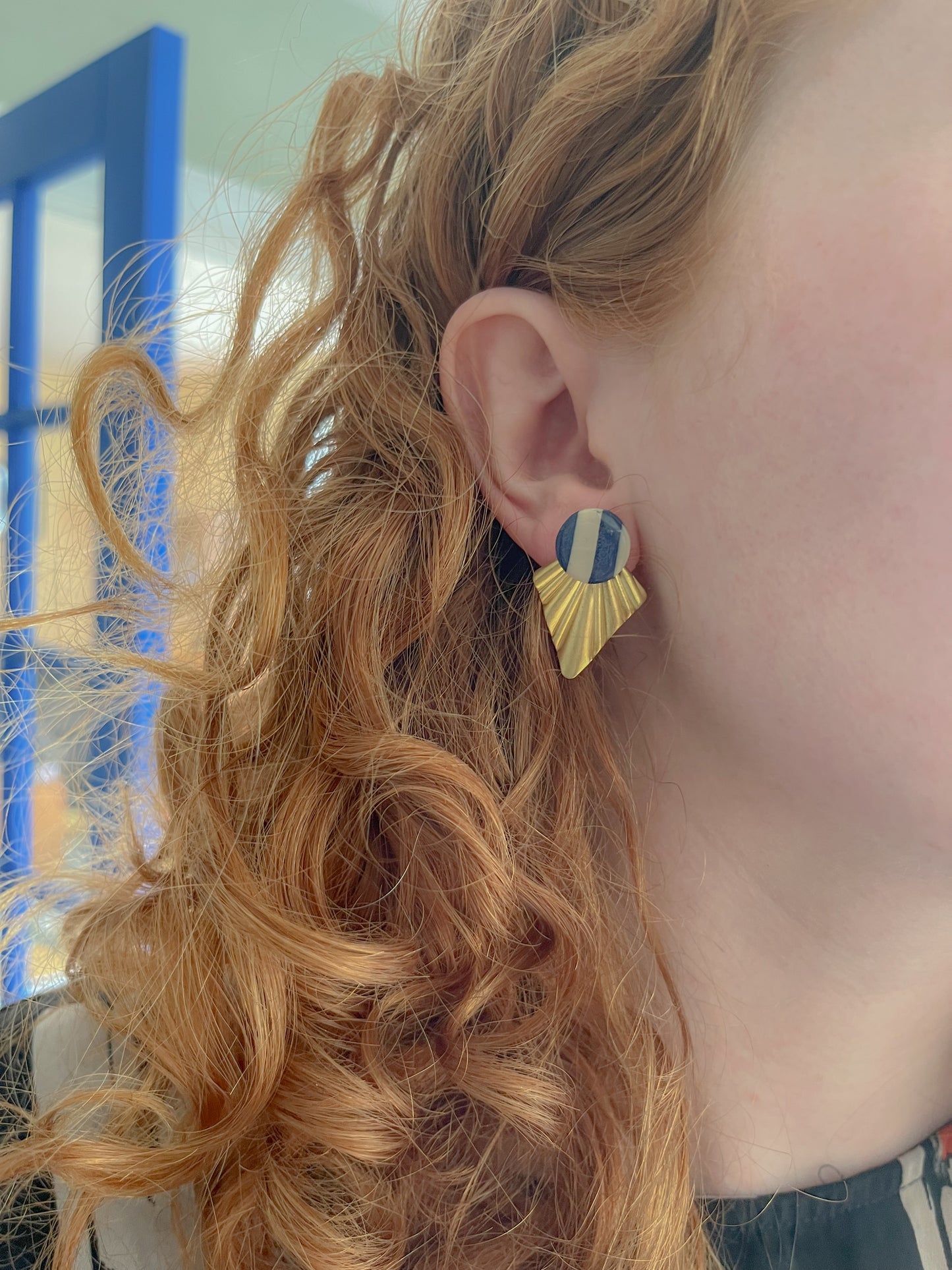 Stribet navy-lys dot /// messing