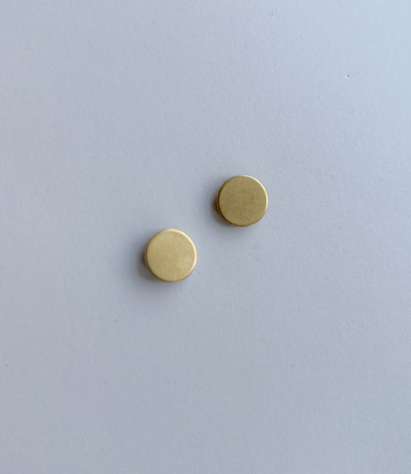 DOTS ørestikker i akryl, messing stikker, fra Winther Design