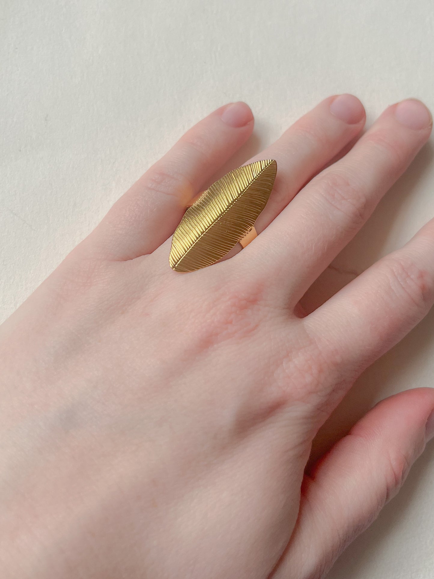Vandfast ring // feather