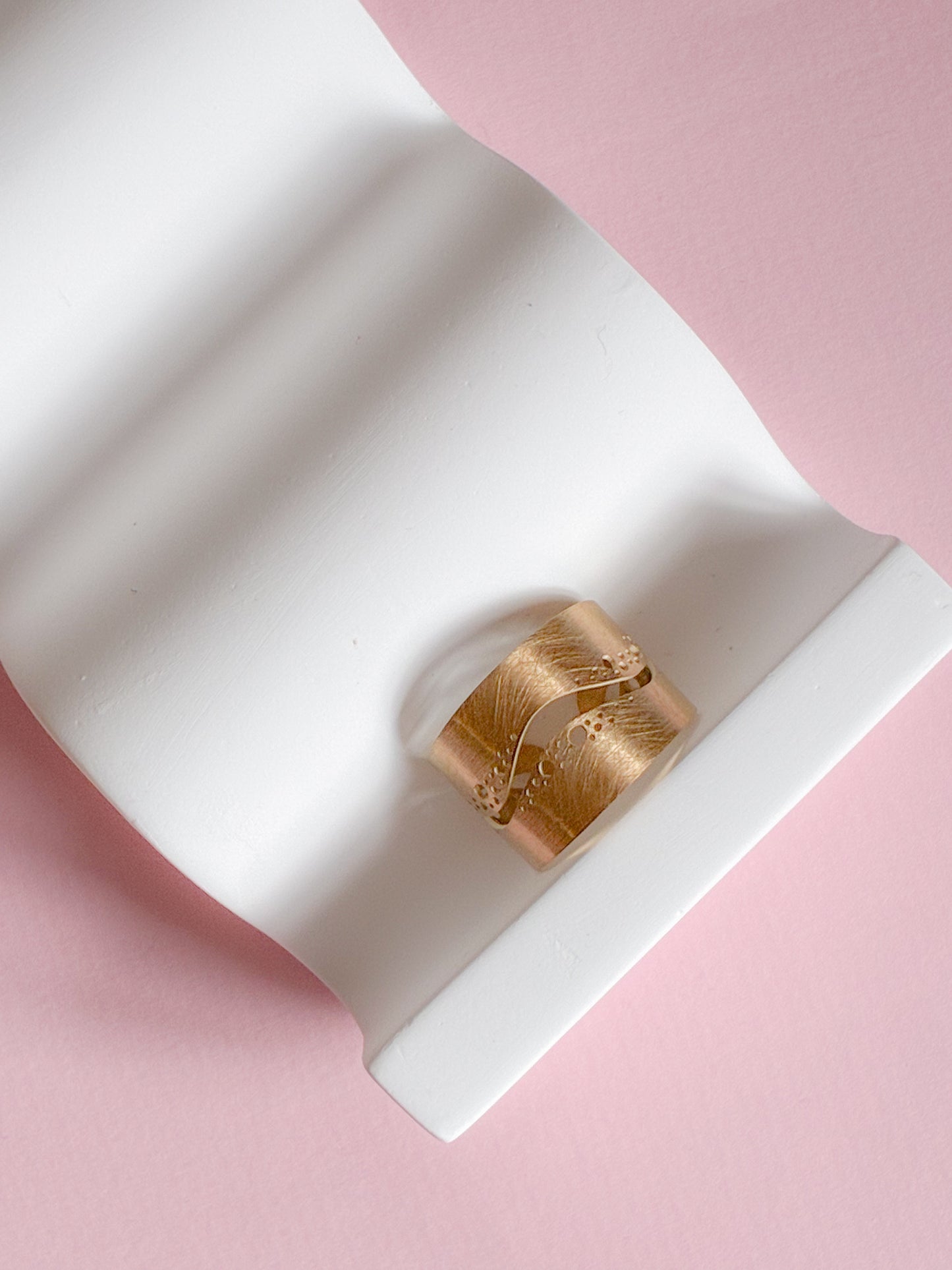 Ring // cut-out