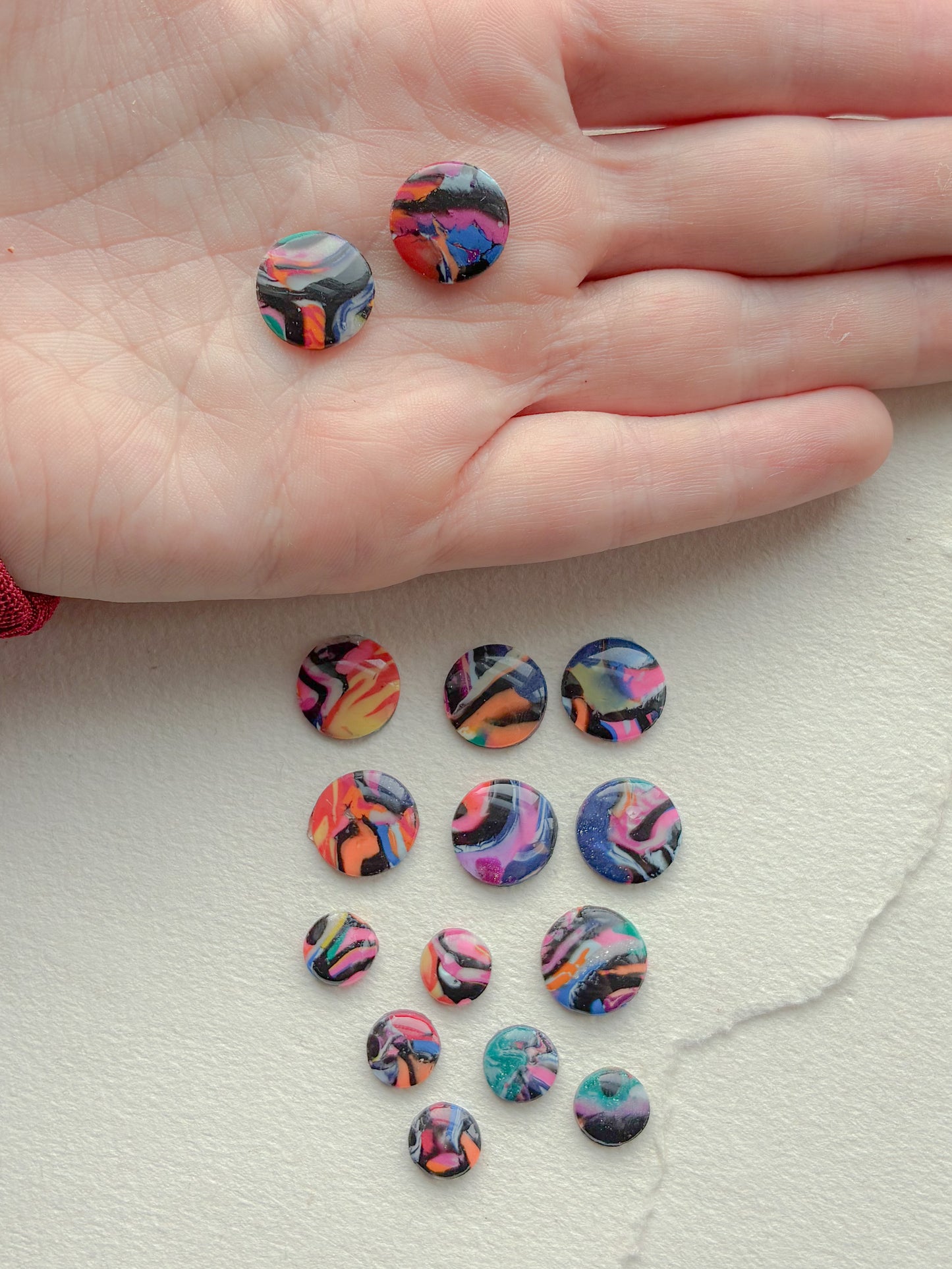 DOTS ørestikker // unika mørk m. farvesplash