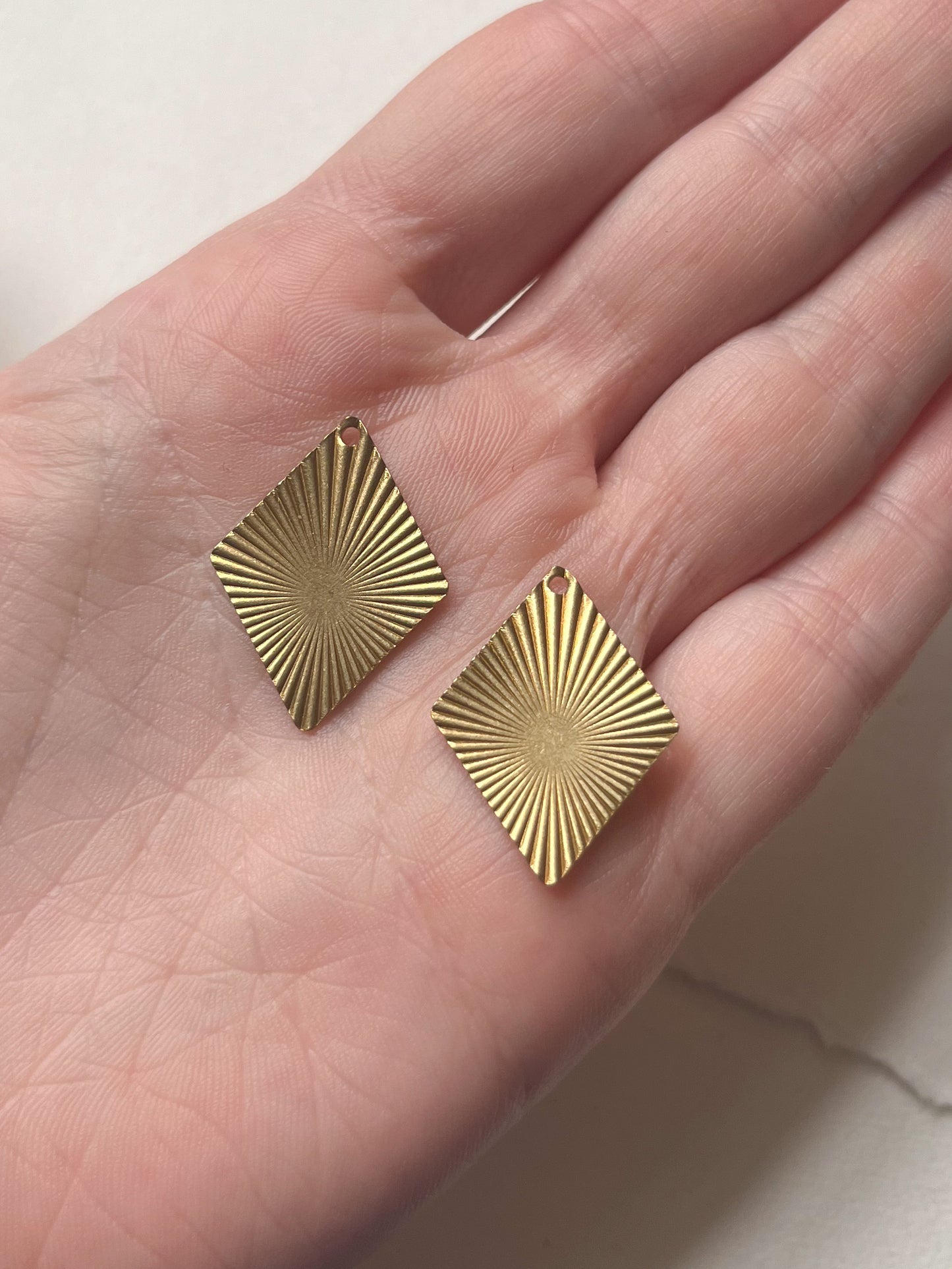 MESSING // tekstureret rombe