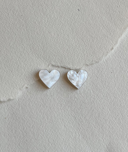 DOTS ørestikker // hvid perlemor hjerte 12 mm