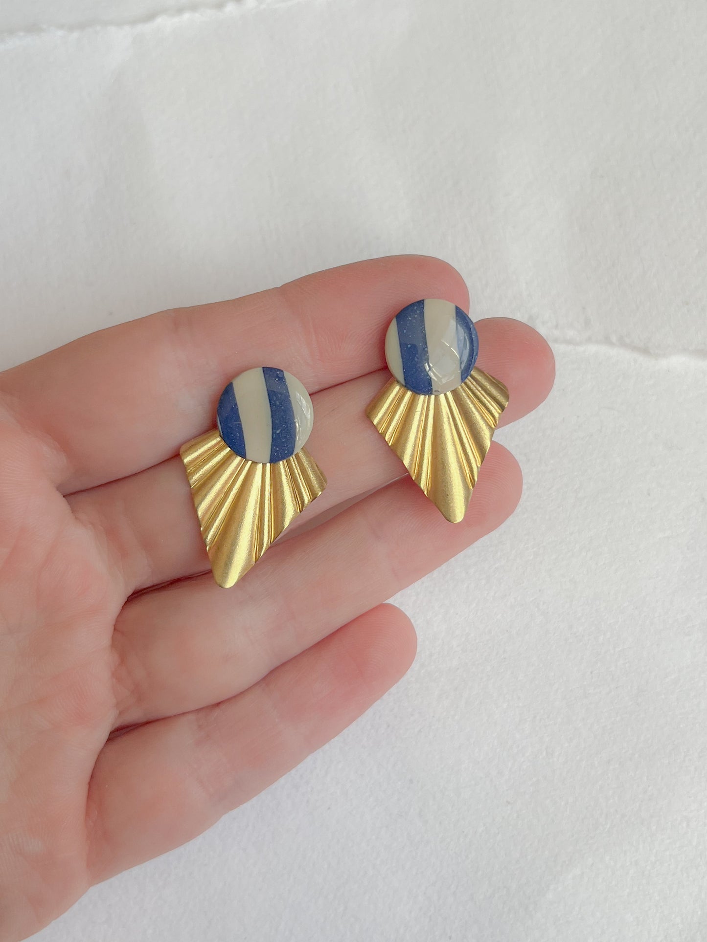 Stribet navy-lys dot /// messing