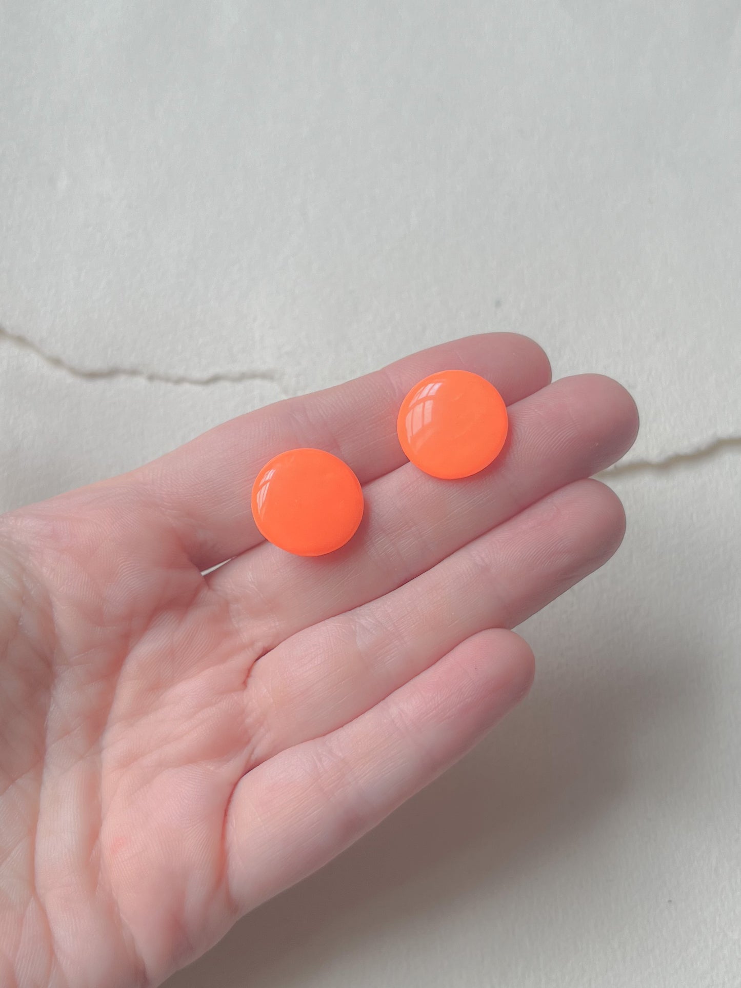 DOTS ørestikker // oversize neon orange