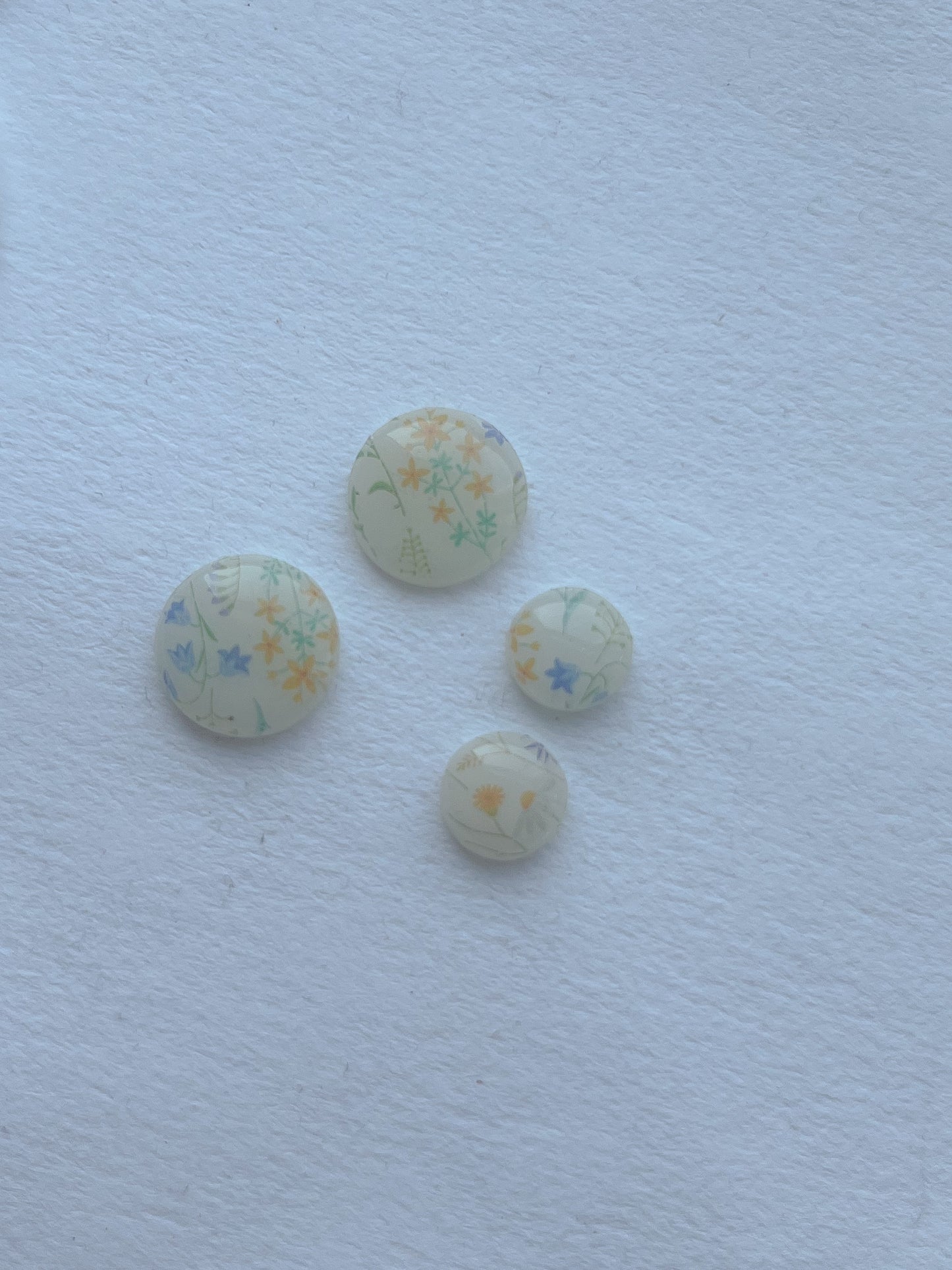 DOTS ørestikker // lys m. gule blomster