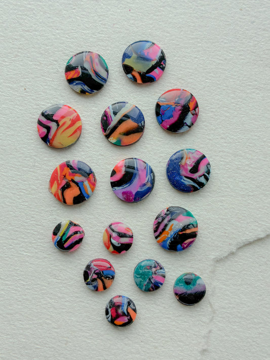 DOTS ørestikker // unika mørk m. farvesplash