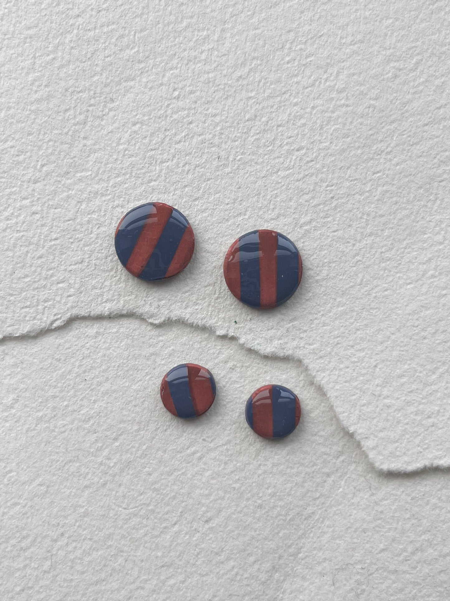 DOTS ørestikker // mørk blå - kobber striber