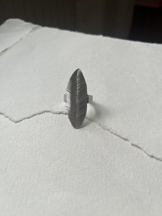 Vandfast ring // steel feather