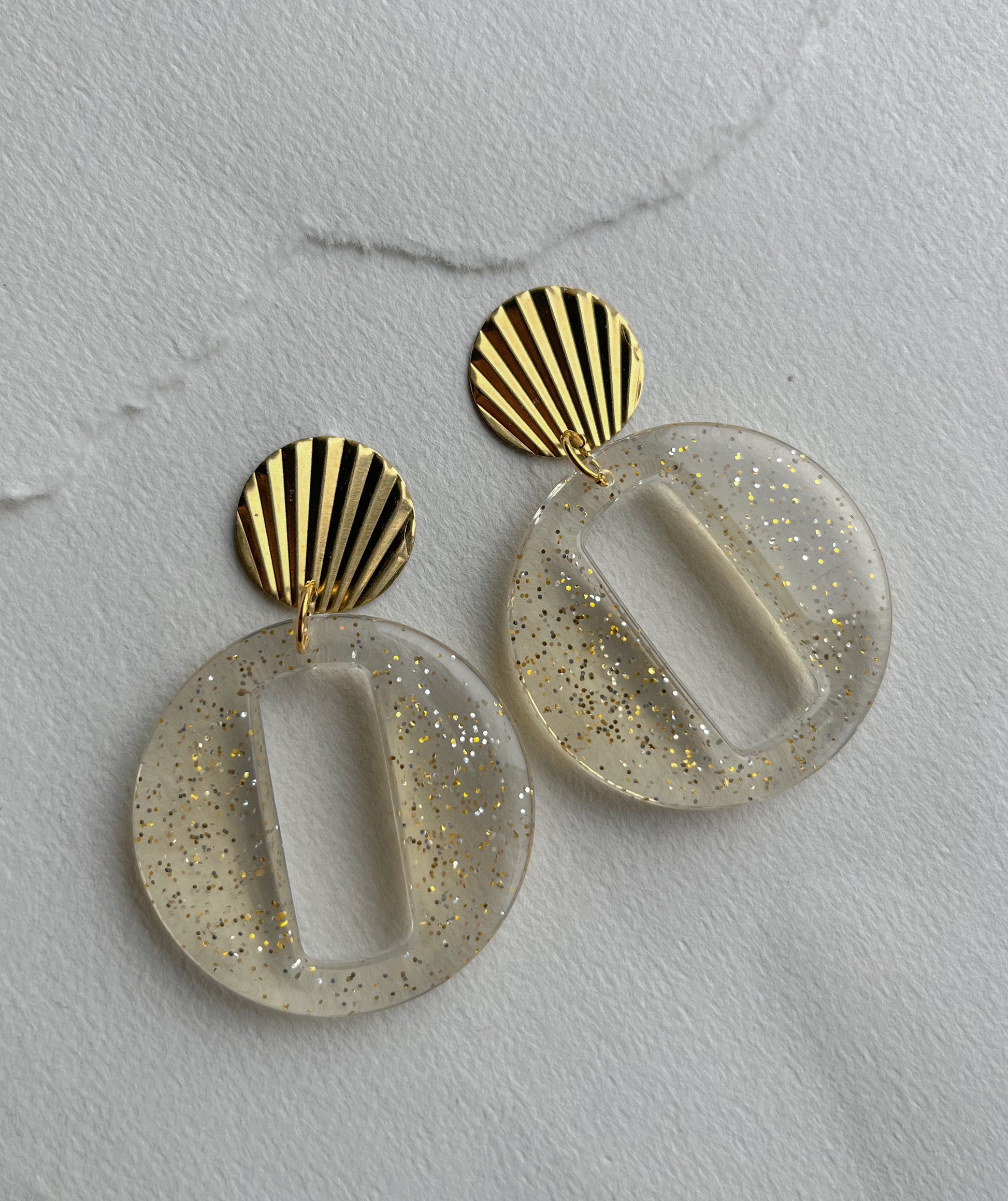 se øreringene i, De er ultralette med guldglimmer, ørestikker i kirurgisk stål som er nikkelfri og messingstykke