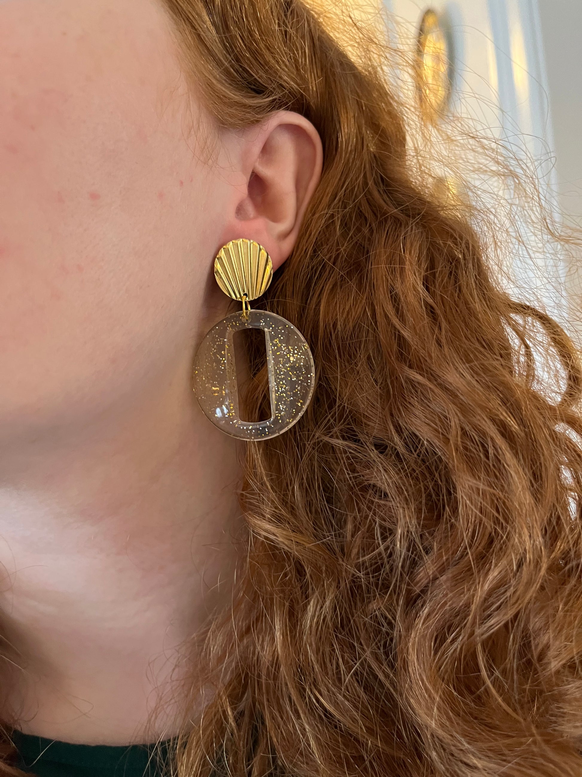 se øreringene i, De er ultralette med guldglimmer, ørestikker i kirurgisk stål som er nikkelfri og messingstykke