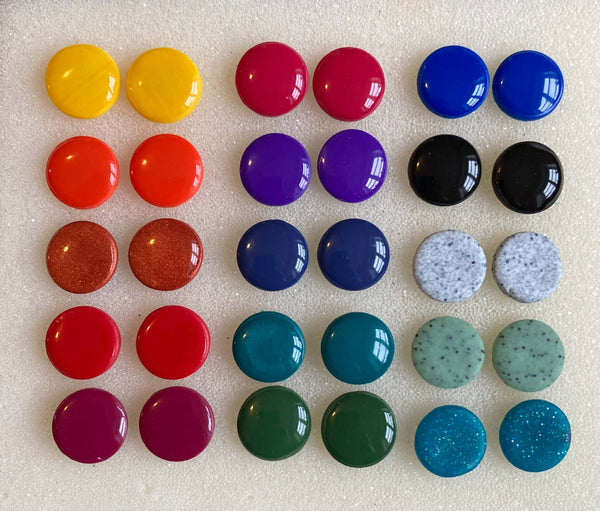 DOTS ørestikker i akryl i mange farver fra Winther Design