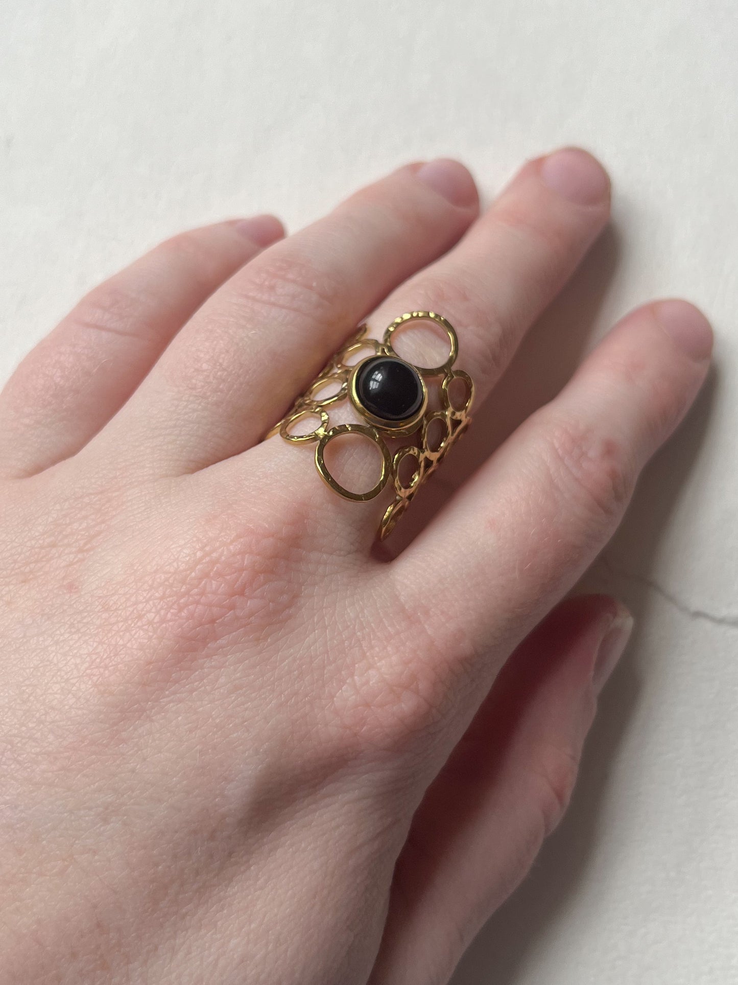 Vandfast ring // Black circles