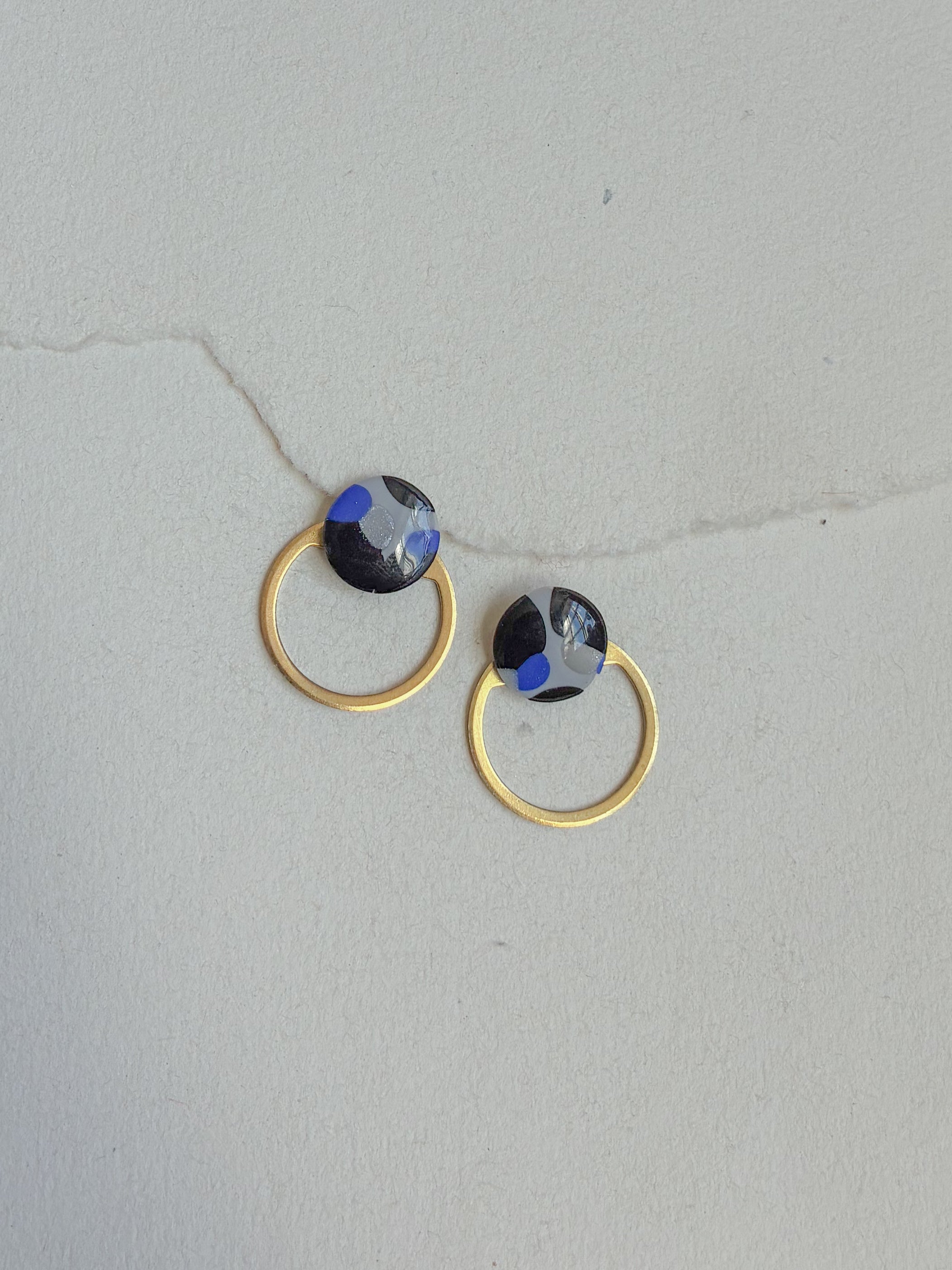 Mix sort/blå/hvid dot // messing cirkel