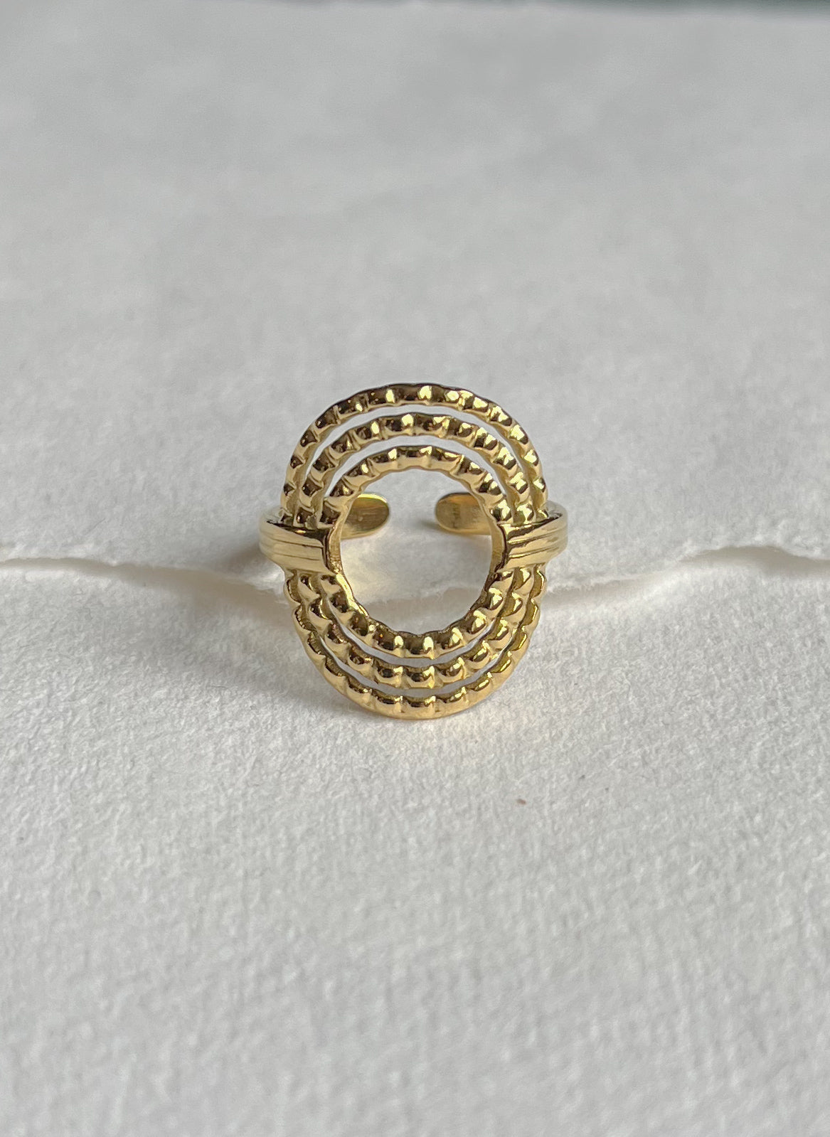 Vandfast ring // hammered circle