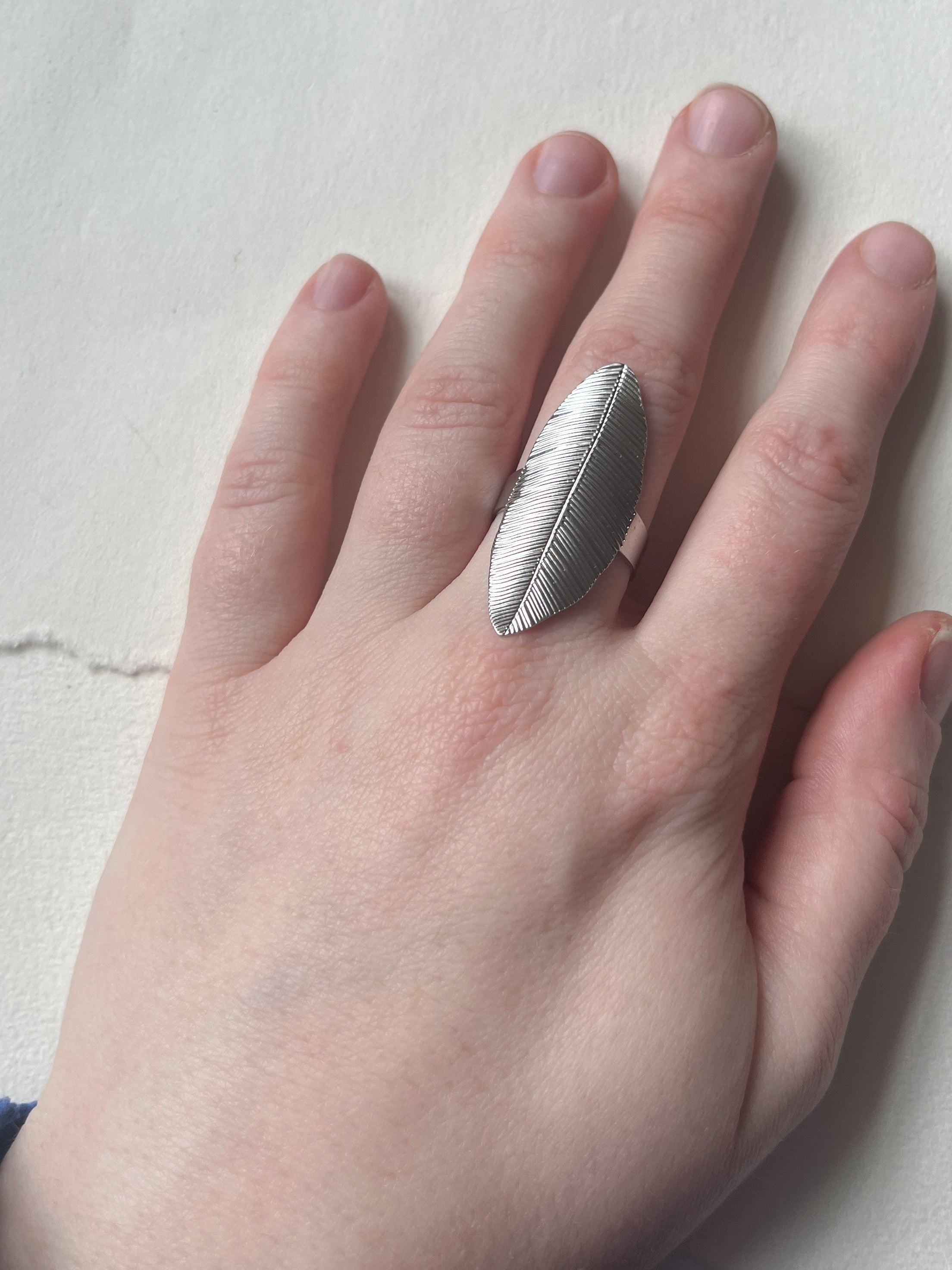 Vandfast ring // steel feather