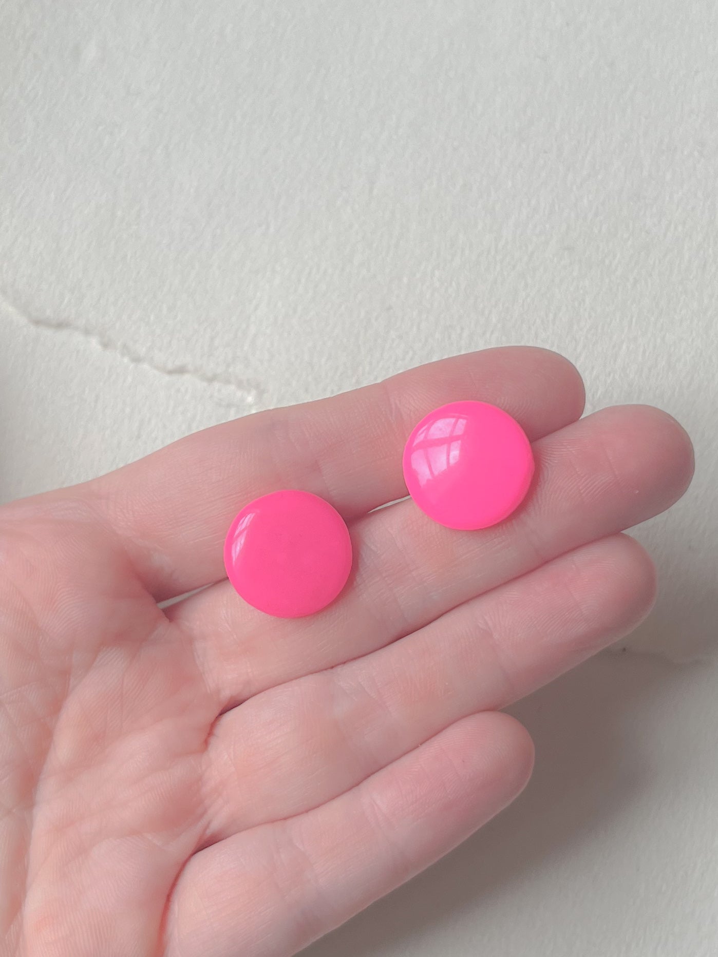 DOTS ørestikker // oversize neon pink