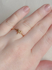 Vandfast forgyldt ring med lille kryds fra Winther Design