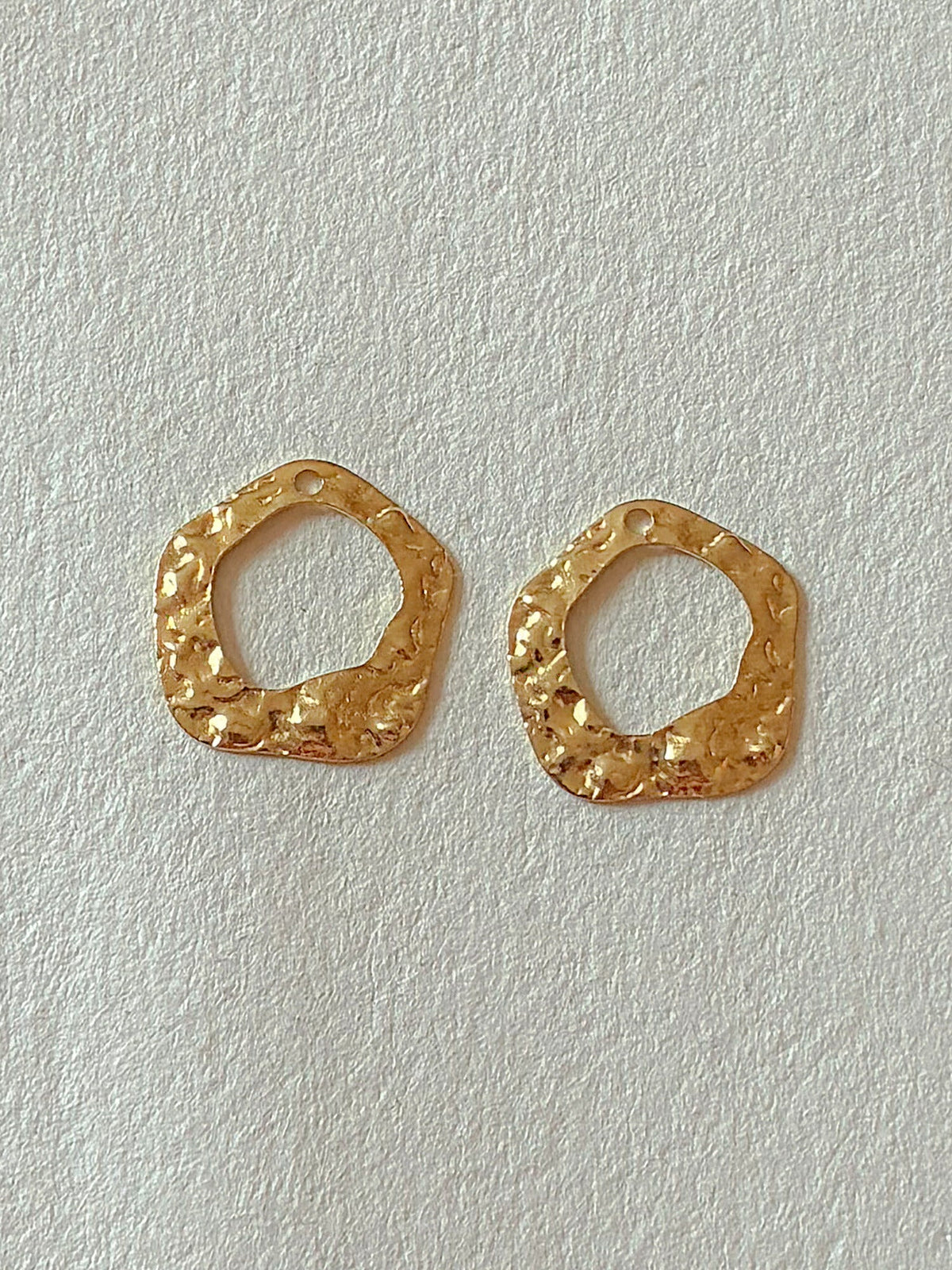 Bagstykke hamret ring i messing fra Winther Design