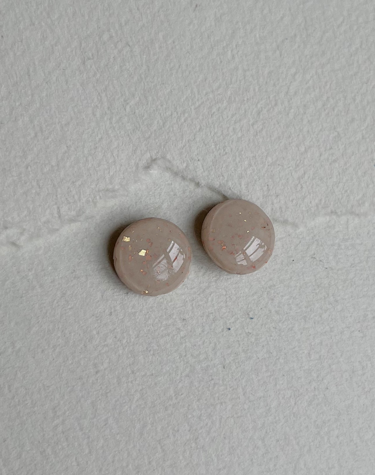DOTS ørestikker // beige m. bladguld 12 mm