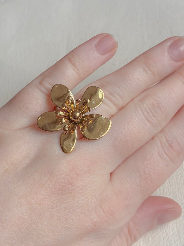 Vandfast forgyldt ring med blomst fra Winther Design