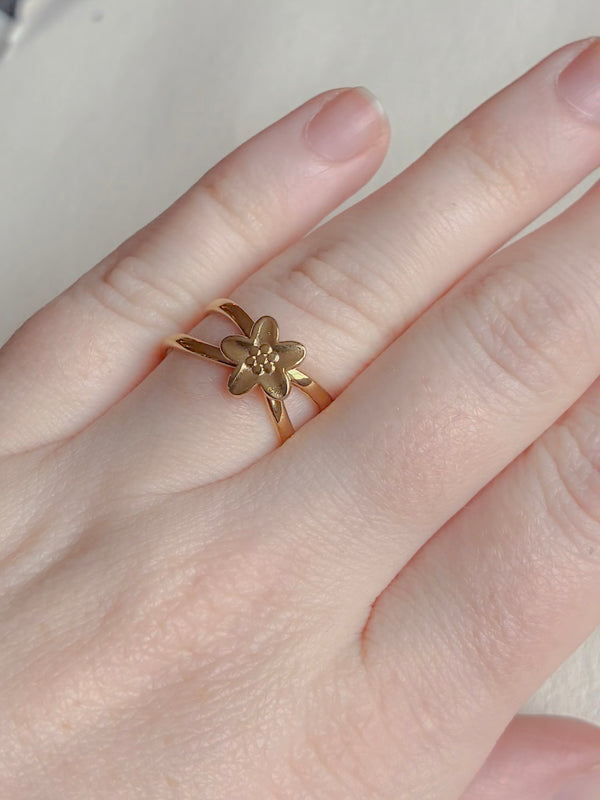 Vandfast forgyldt ring med lille blomst fra Winther Design