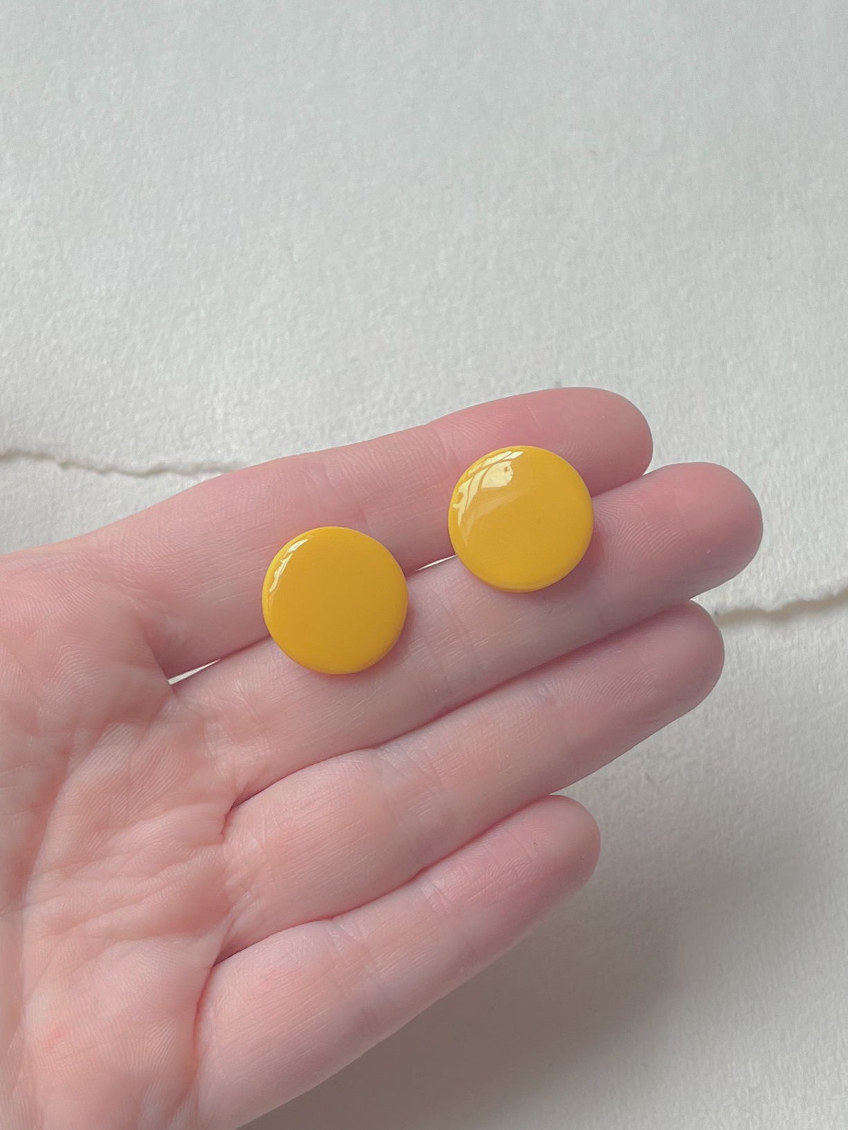 DOTS ørestikker // oversize gul