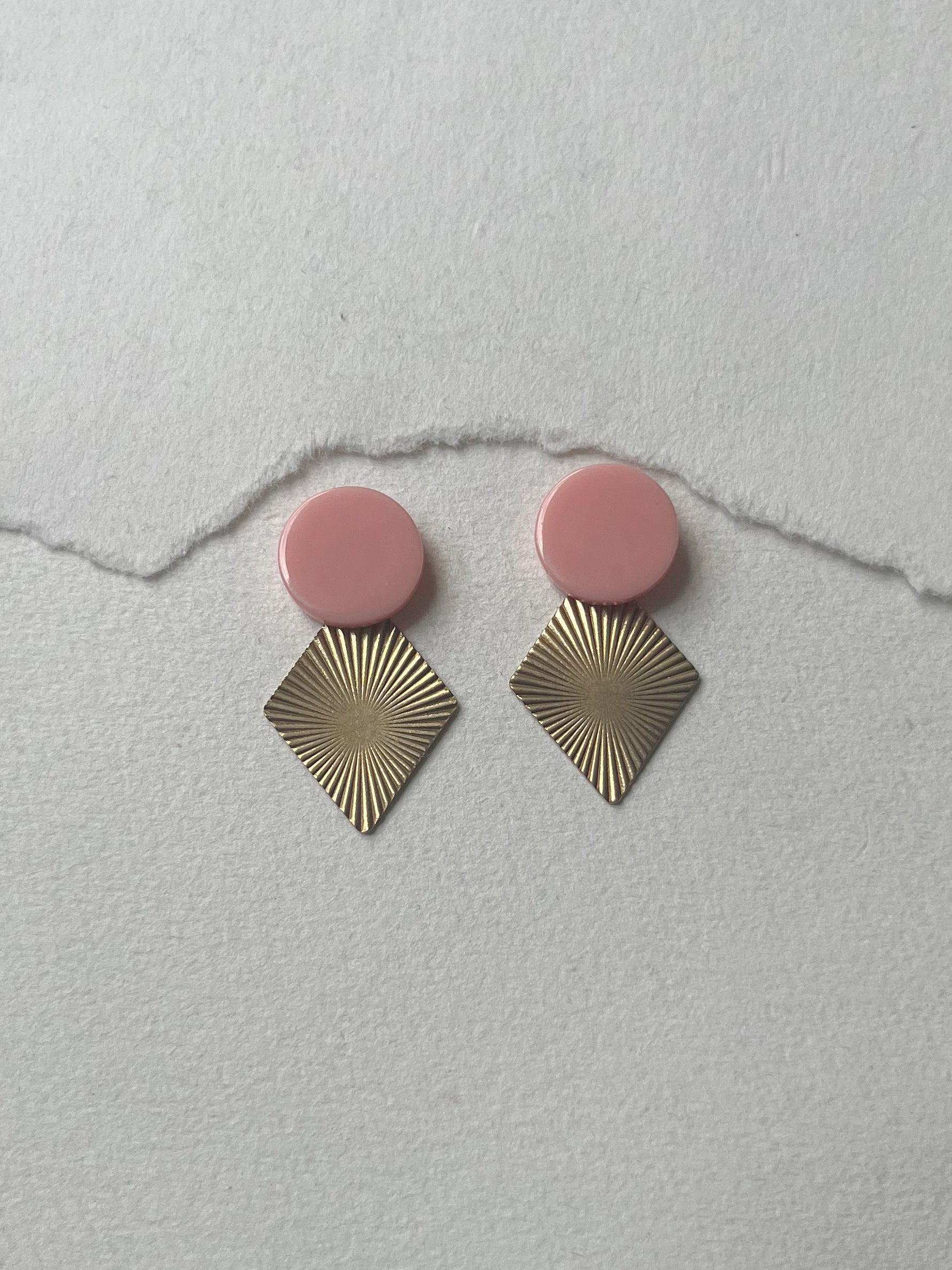 Sart lyserød dot //tekstureret messing