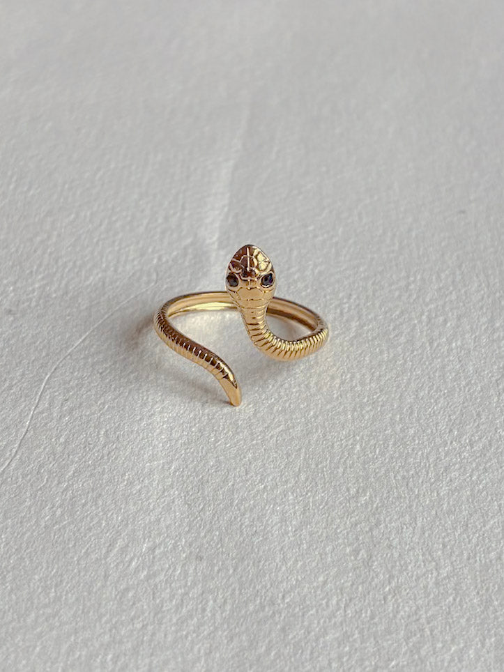 Vandfast forgyldt ring med slange fra Winther Design