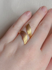 Vandfast forgyldt ring med blade fra Winther Design