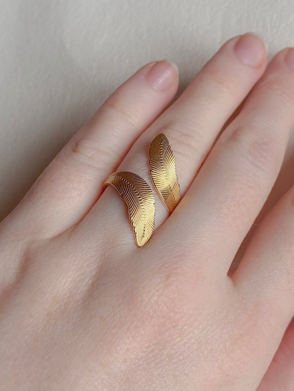 Vandfast forgyldt ring med blade fra Winther Design