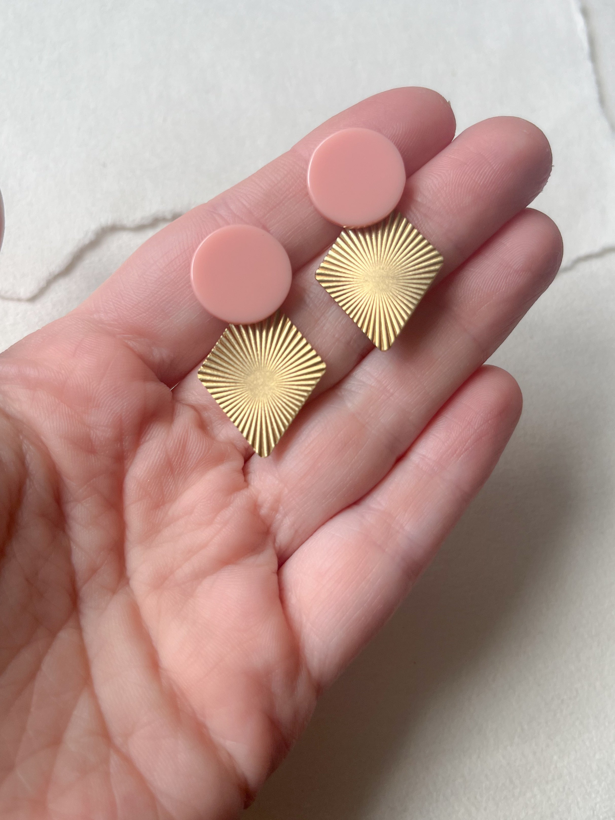 Sart lyserød dot //tekstureret messing