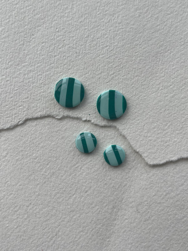 DOTS ørestikker i akryl, grøn - mint striber, fra Winther Design