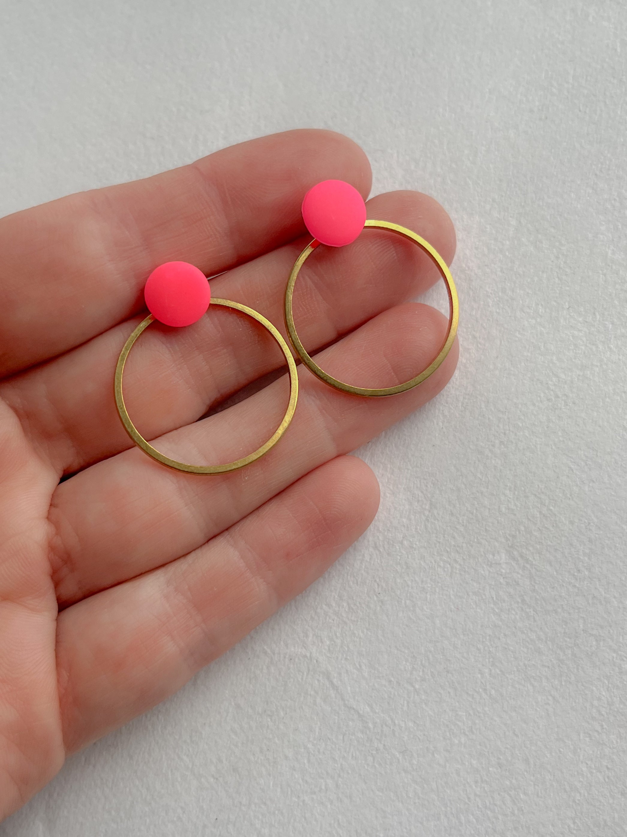 Neon pink dot // Rund messing