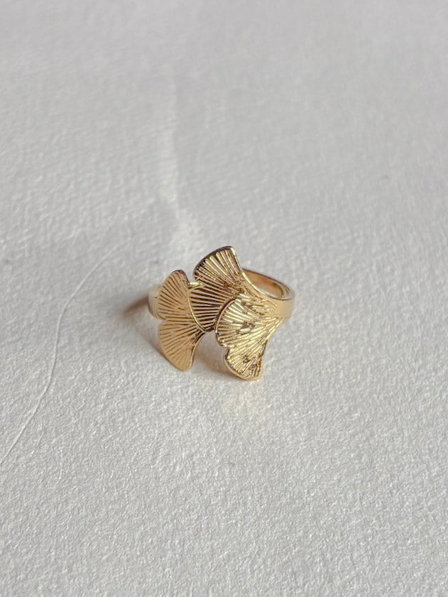 Vandfast forgyldt ring med vifteformet top fra Winther Design