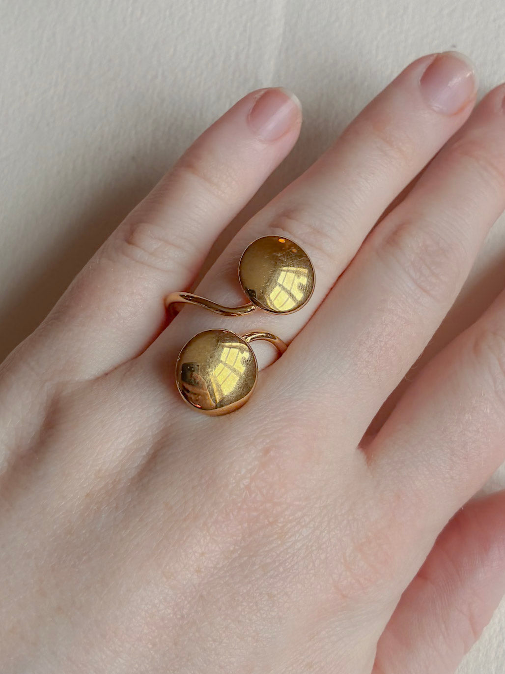 Vandfast forgyldt ring med dobbelt dome fra Winther Design