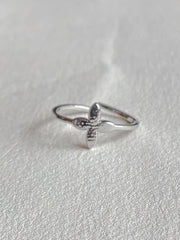 Vandfast ring i kirurgisk stål med lille kryds fra Winther Design