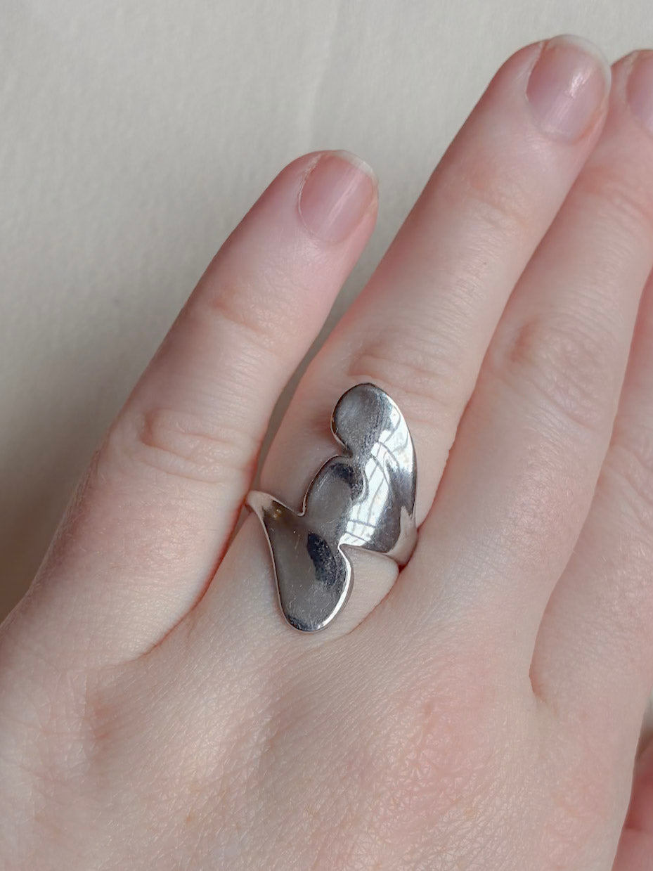 Vandfast ring i kirurgisk stål med kronblade fra Winther Design