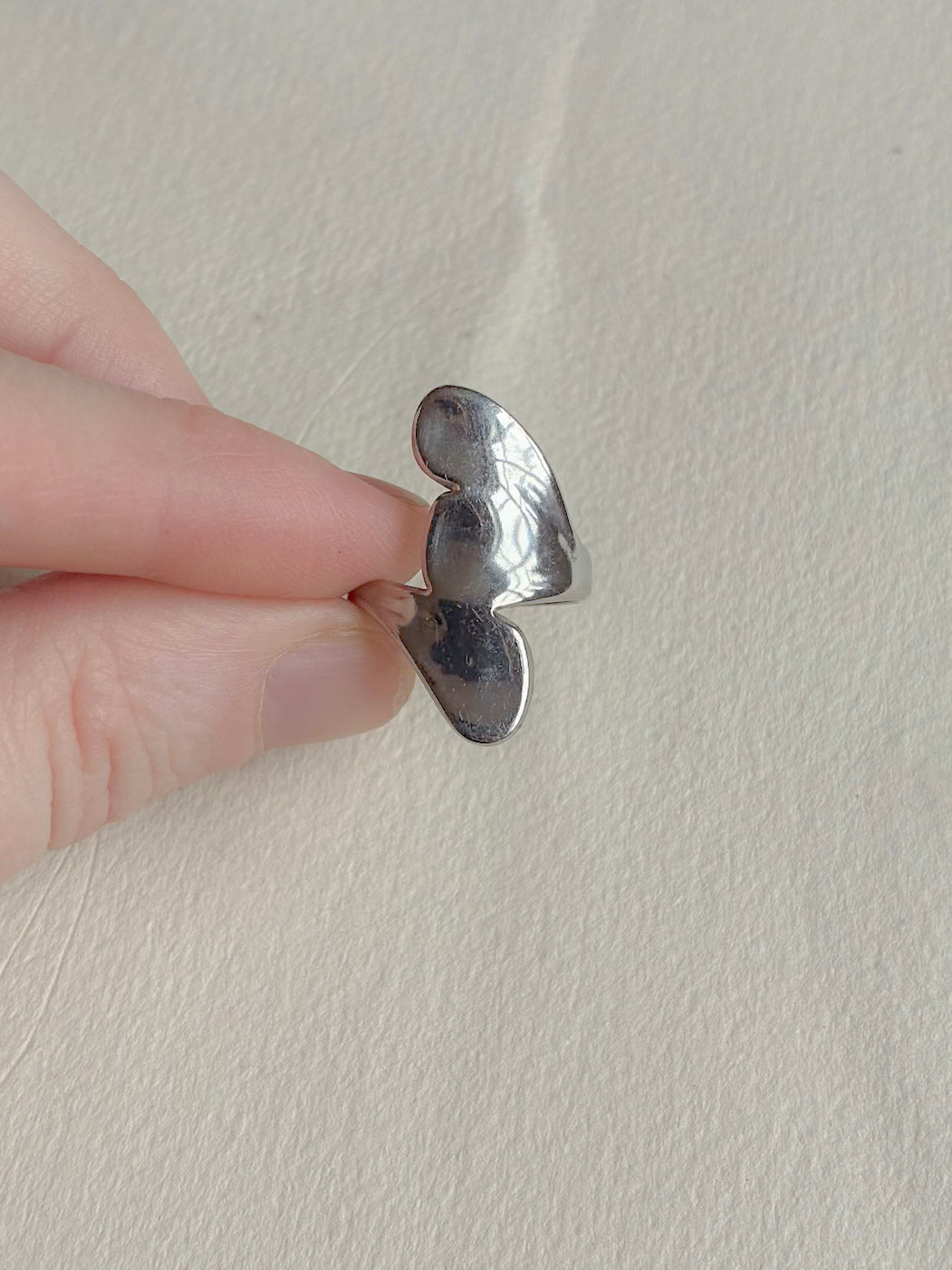 Vandfast ring i kirurgisk stål med kronblade på hånden
