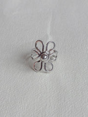 Vandfast ring i kirurgisk stål med blomst fra Winther Design