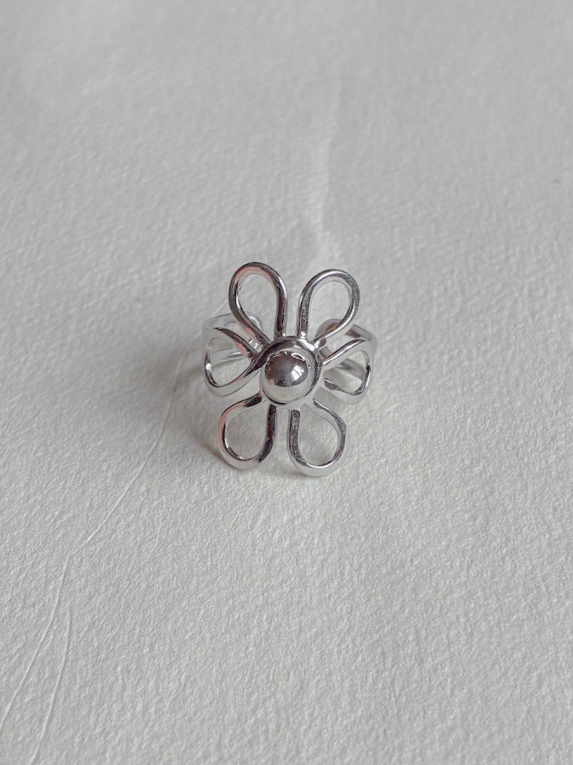 Vandfast ring i kirurgisk stål med blomst fra Winther Design