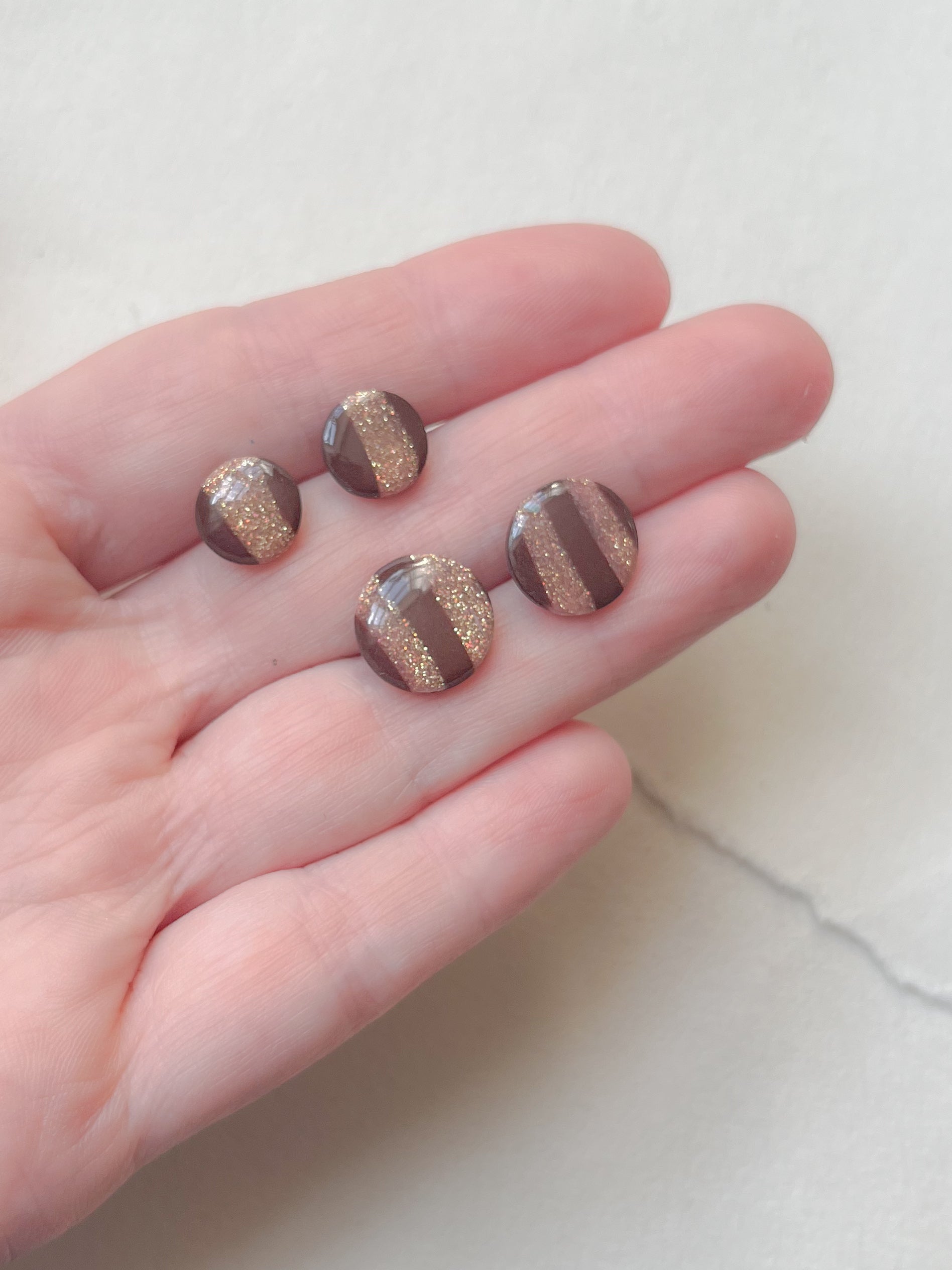 DOTS ørestikker // Brun - glimmer