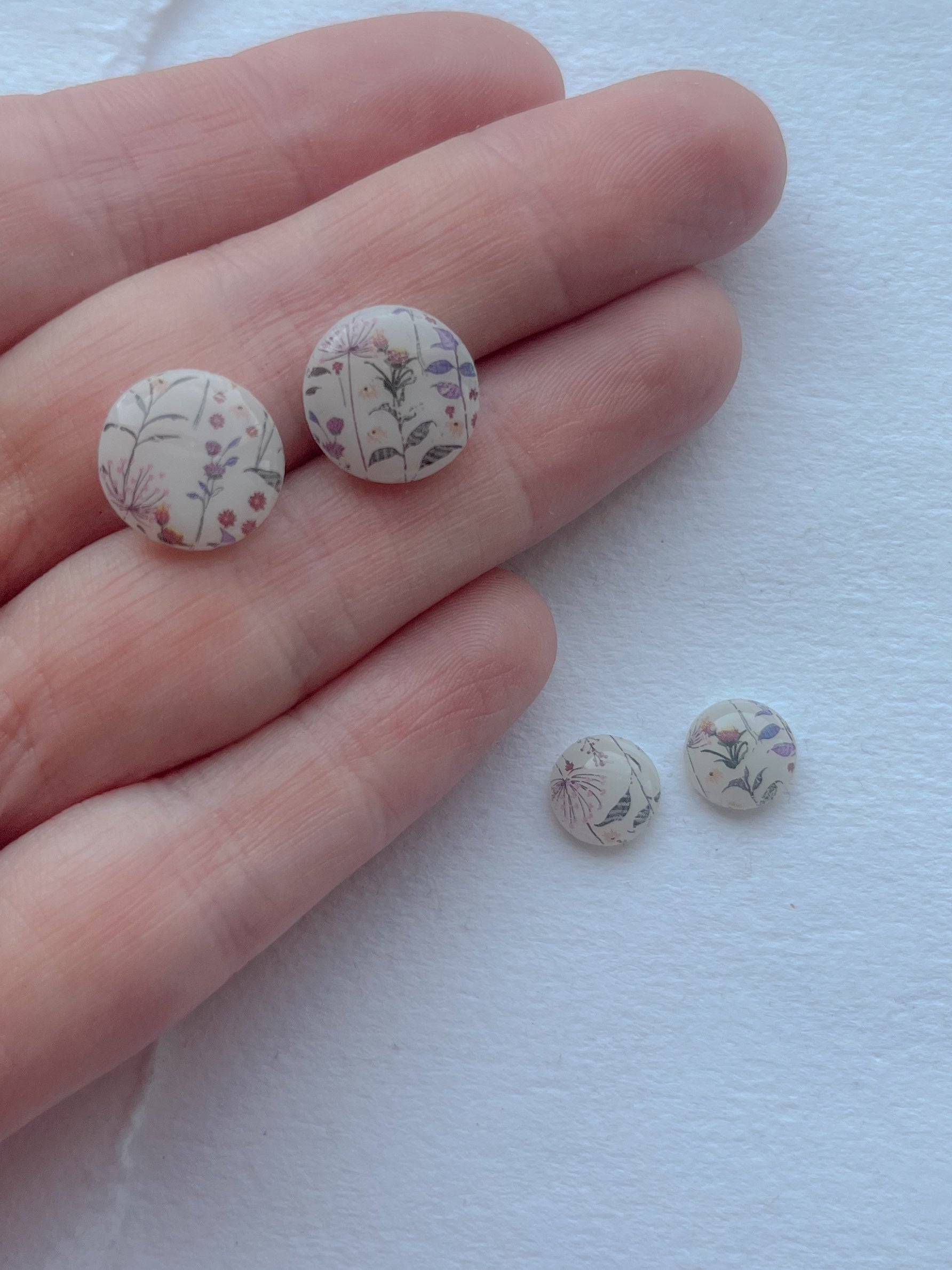 DOTS ørestikker // lys m. blomster