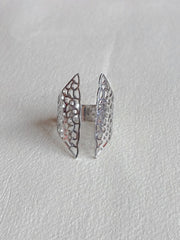 Vandfast ring i kirurgisk stål med filigranblade fra Winther Design